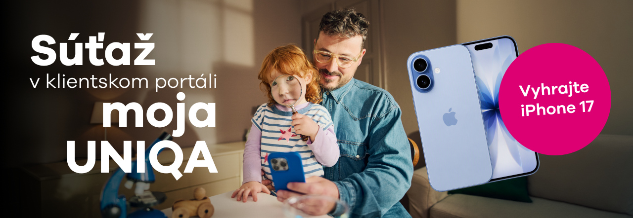 Otec objímá dceru a zároveň sa pozerá do mobilu, zatiaľ čo jeho dcéra hľadí cez lupu