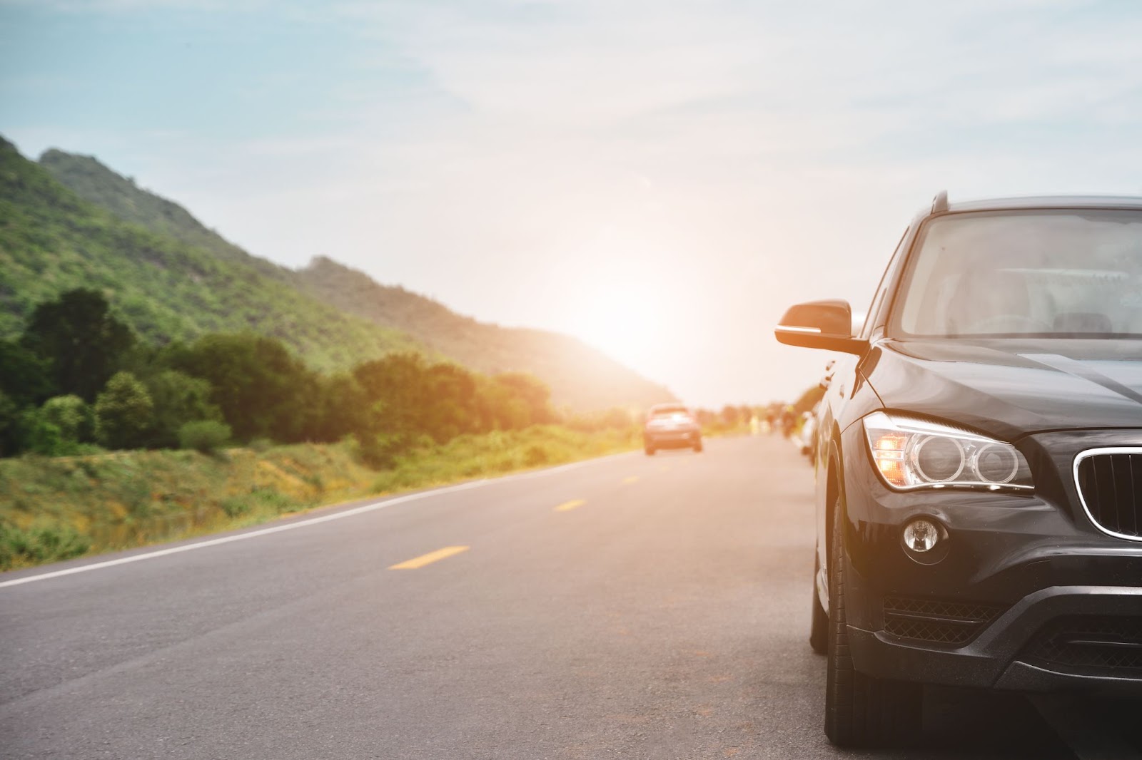 Overenie PZP podľa ŠPZ? | WebJET CMS Čierne BMW odstavené na kraji cesty v horách.