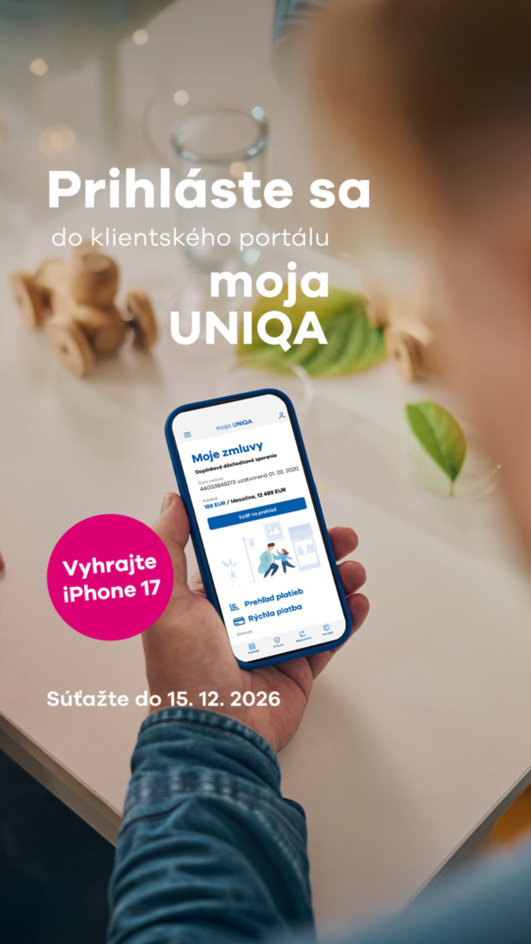 Člověk drží mobil a pozerá sa na online prostredie moja Uniqa