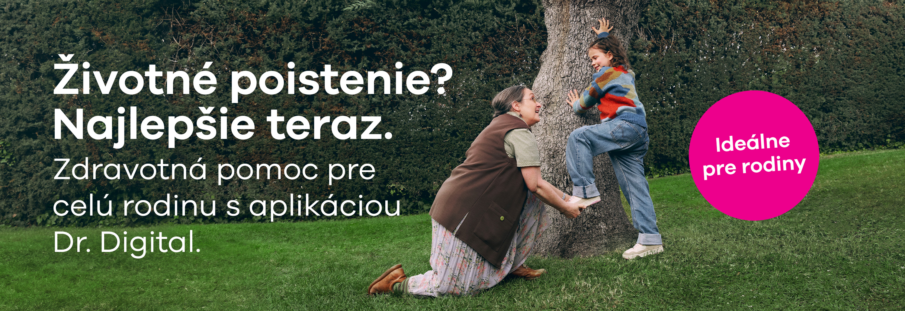 Dieťa lezie po strome zatiaľ čo ho stará mama podopiera