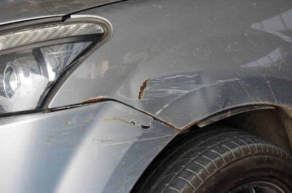 Škodová udalosť na parkovisku škrabanec na aute